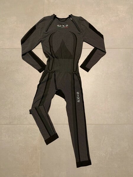 Sixx Anzug.jpg